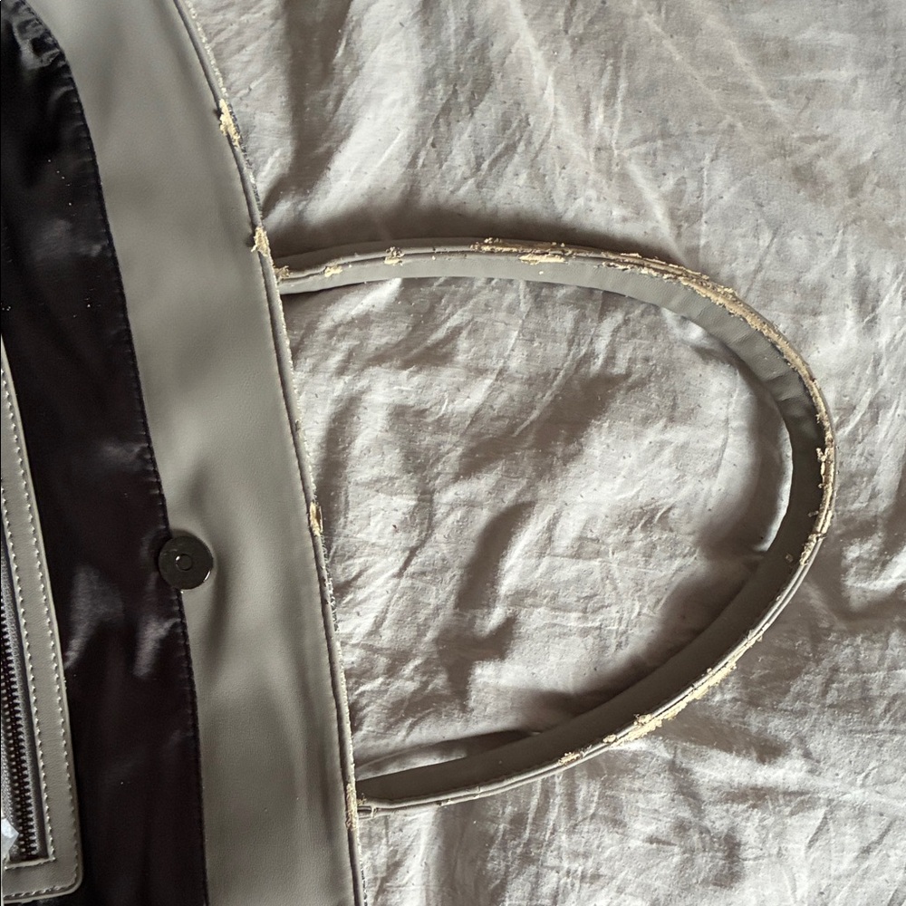 Neiman Marcus Elegant Gray and Cream Snake Skin Large Shoulder Bag - Picture 9 of 16